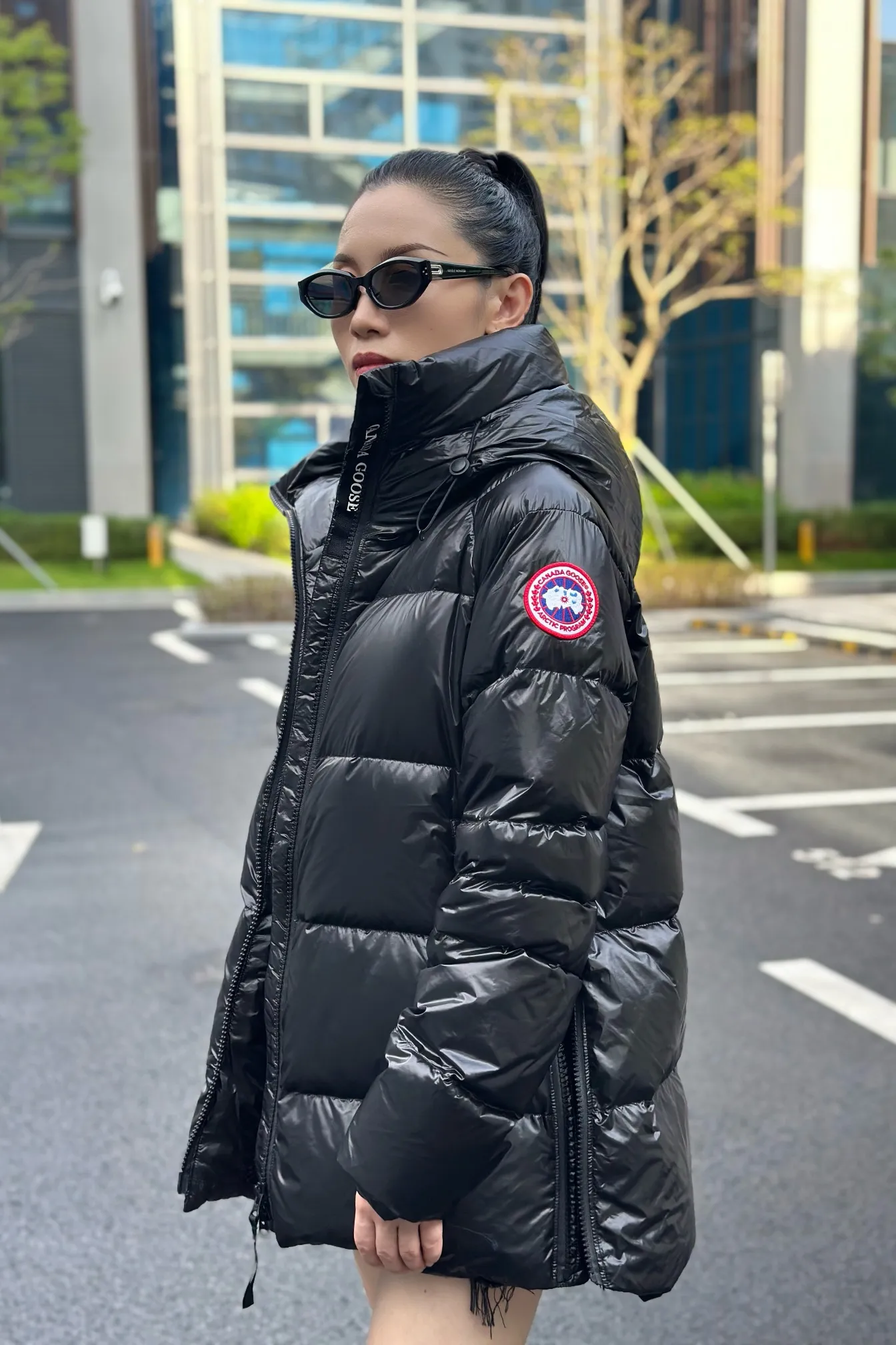 P1060 Big Goose 2239L Women's Puff Bread Jacket [Specially for foreign trade with high quality] Canada Goose Canada Goose Cypress Series Hooded Waterproof, Windproof and Warm Down Jacket Women's The new style of the Cypress series will make you stand out. This down jacket is an ideal winter piece. This style is filled with white duck down. Featuring a thin, channel-filled construction with lightweight fabrics and trim, it feels lightweight and adds warmth. The chin-protecting suede knit stand-up collar is soft and adds comfort. An adjustable down hood with cord closure adds warmth and protection against the elements. The back is designed with the iconic double-stripe black reflective decorative stripes to make you more visible in dim environments. The inner layer has removable elastic straps, making the jacket easy to carry on the shoulder and hands-free. Side zipper gusset dries and breathes when moving. Color: black with red label, silver birch Size: XS-2XL